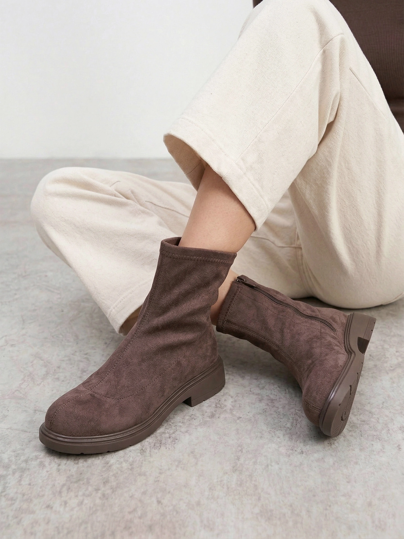 Ботинки серого цвета на низком каблуке